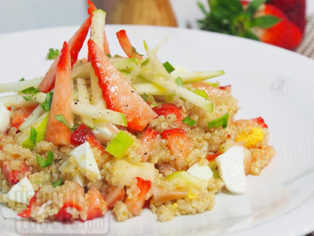 Ensalada de quinoa con fresas y queso