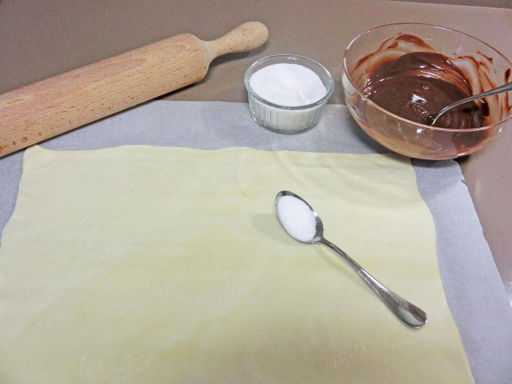 Palmeritas de hojaldre rellenas de chocolate - Paso 1
