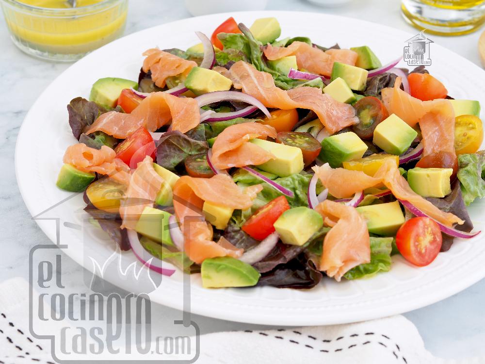 Ensalada de aguacate y salmón