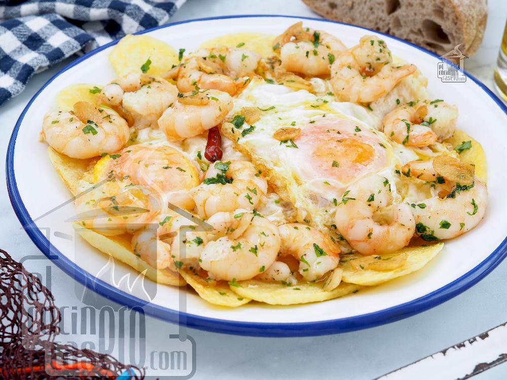 Huevos rotos con gambas al ajillo