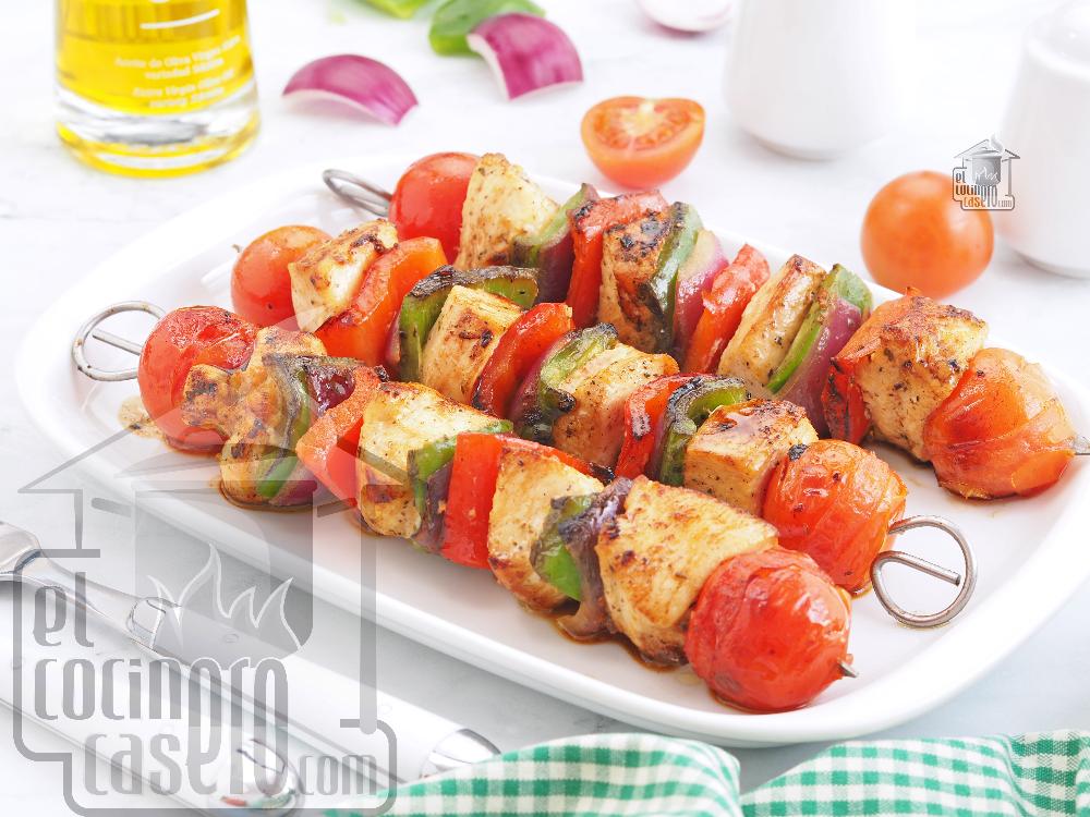 Brochetas de pollo y verduras