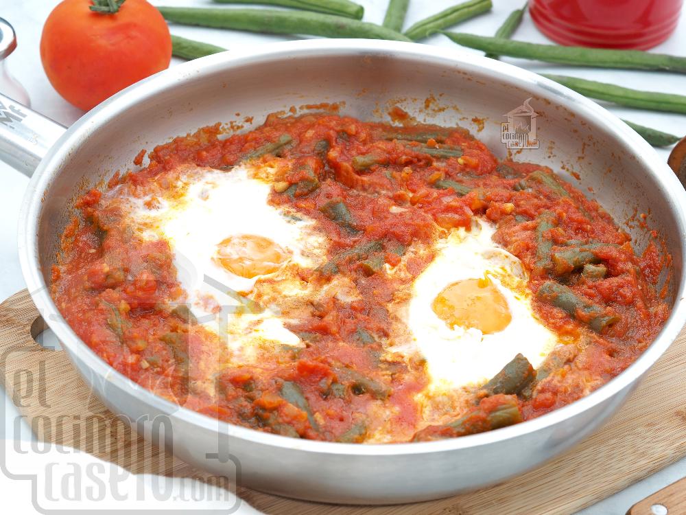 Judías verdes con tomate y huevo