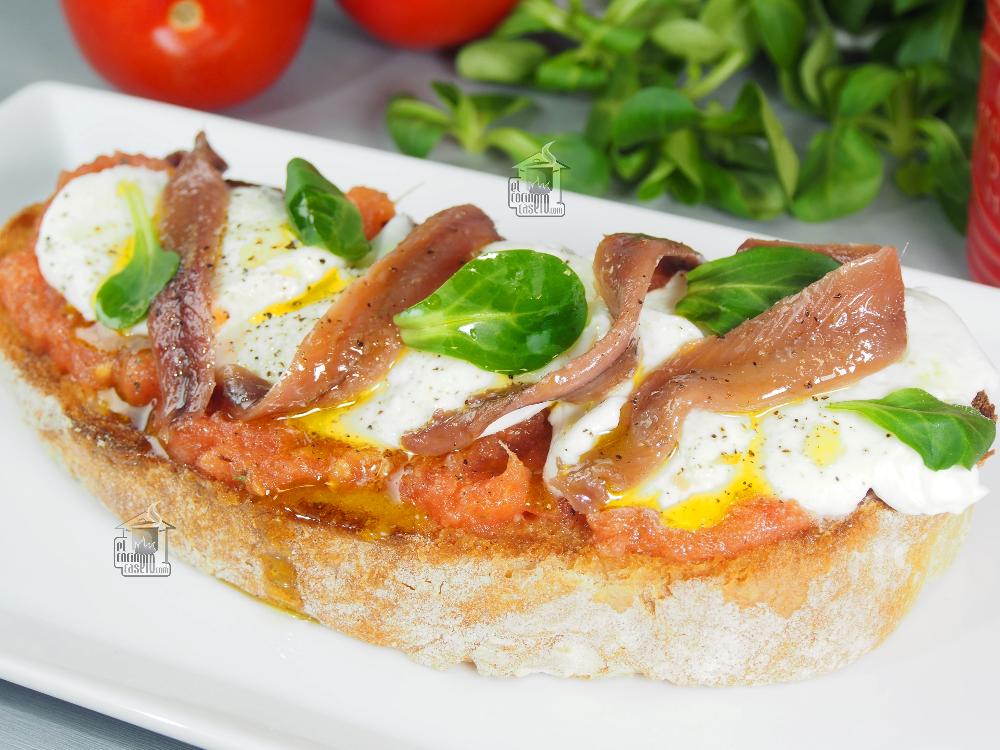 Tosta de anchoas con mozzarella y tomate