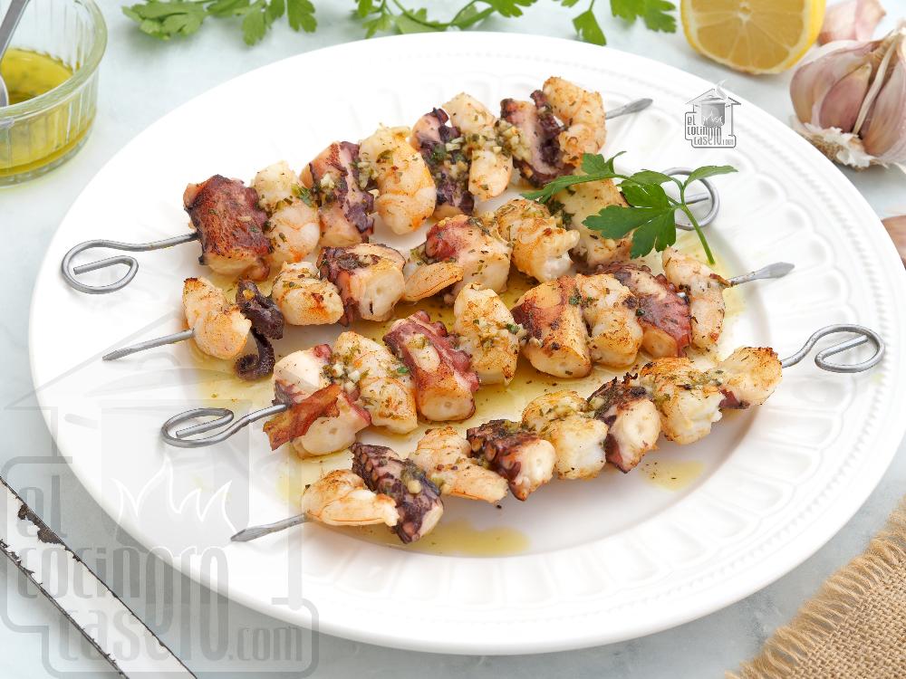 Brochetas de pulpo y langostinos