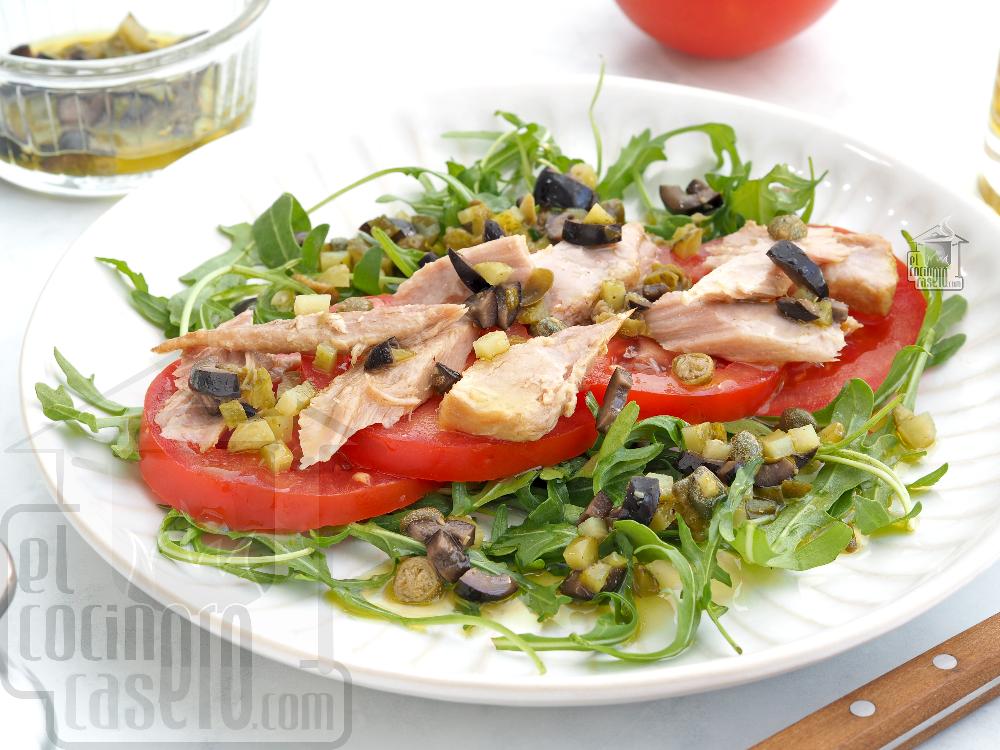 Ensalada de ventresca con vinagreta de encurtidos