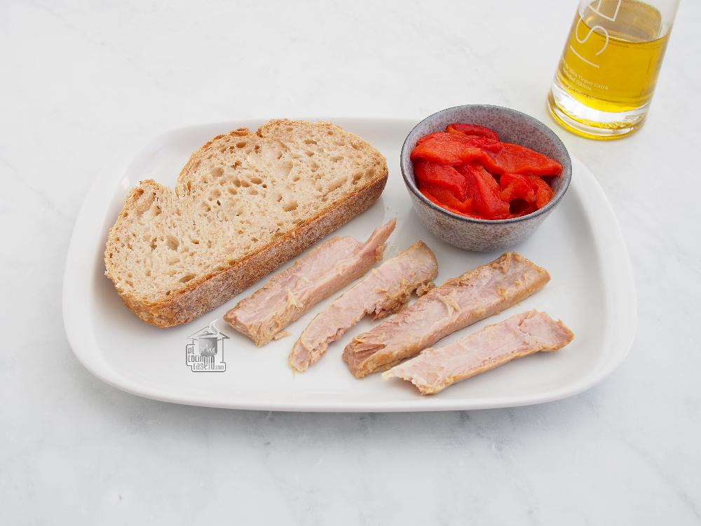 Tosta de ventresca de atún y pimientos - Paso 1