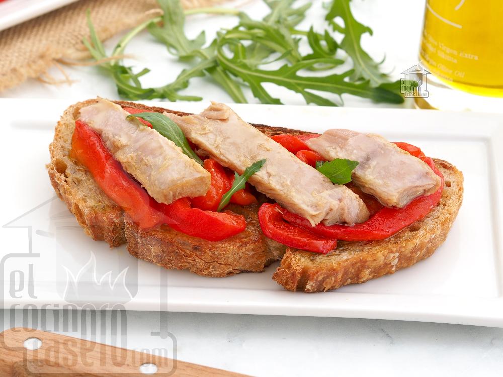 Tosta de ventresca de atún y pimientos