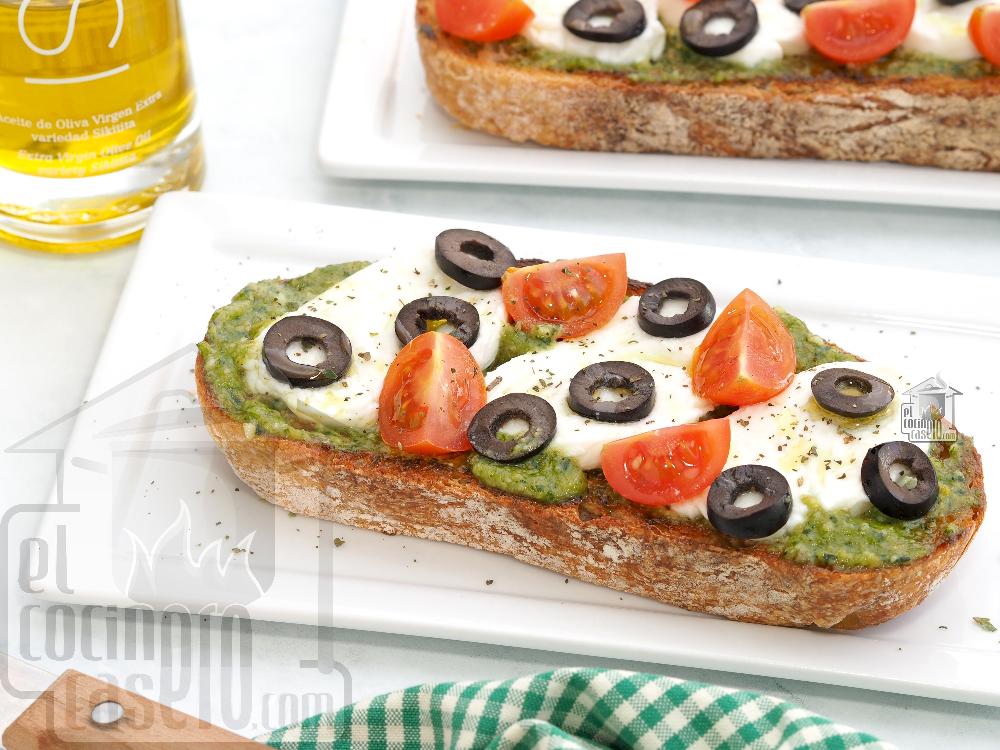 Tosta de pesto, mozzarella y cherrys