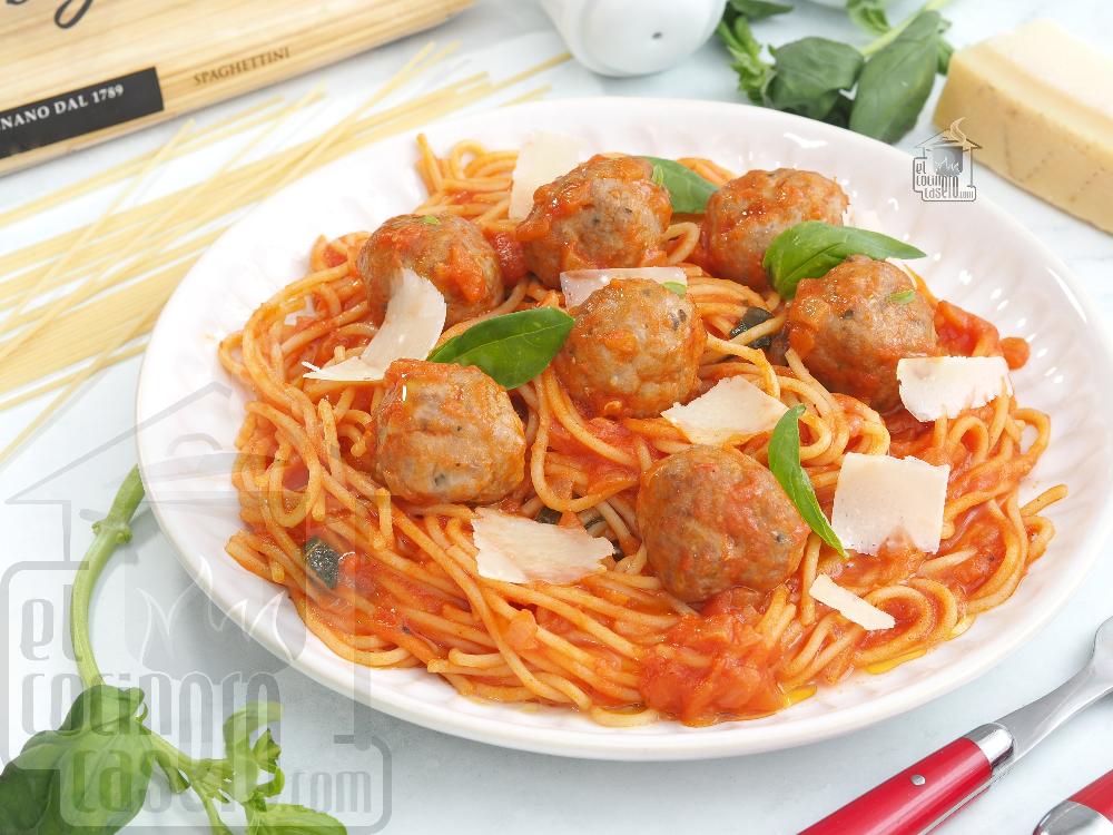 Espaguetis con albóndigas