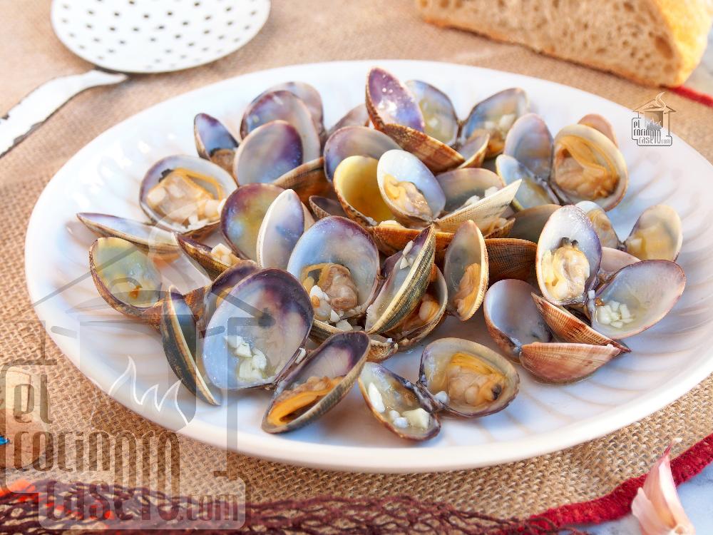 Almejas al ajillo