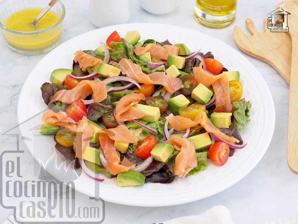 Ensalada de aguacate y salmón