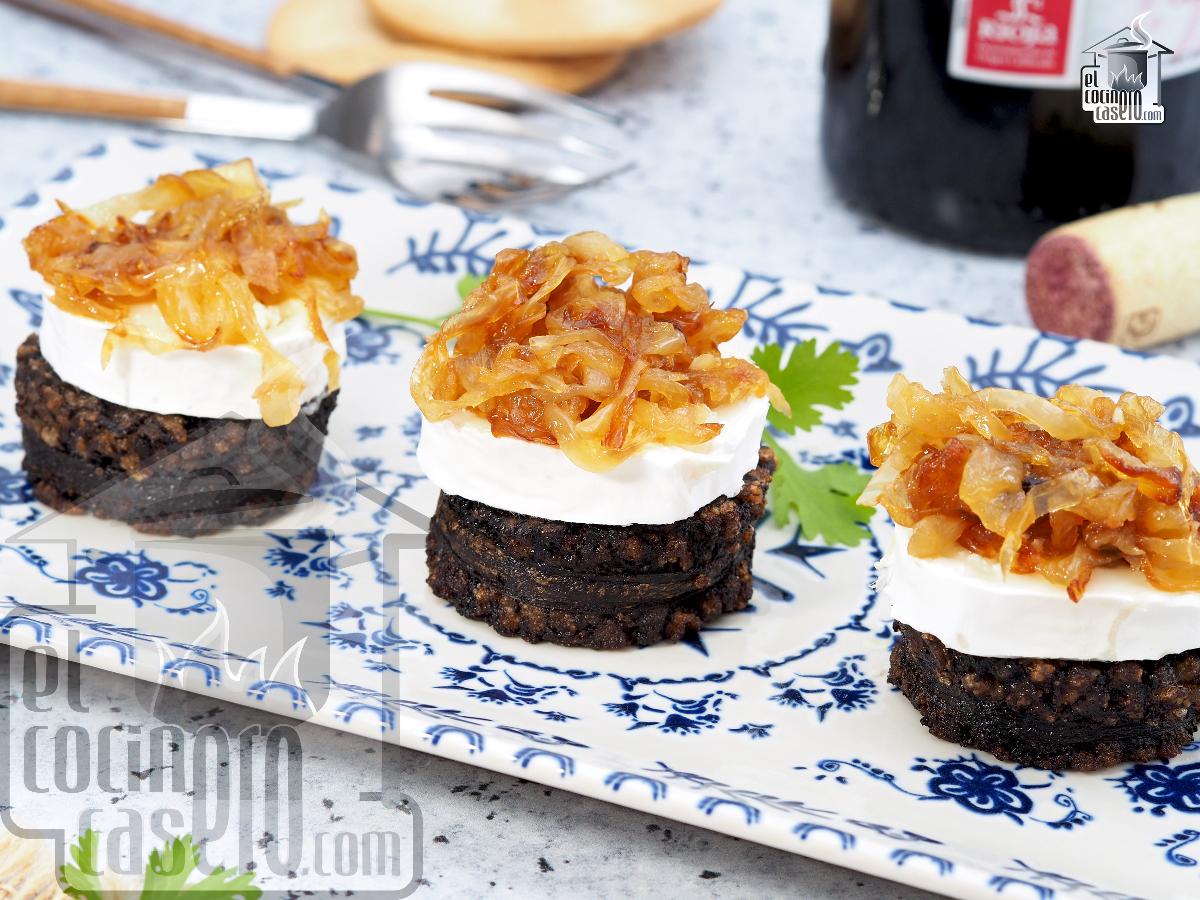 Pincho de morcilla y queso de cabra con cebolla caramelizada