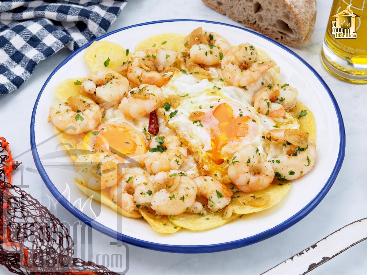 Huevos rotos con gambas al ajillo