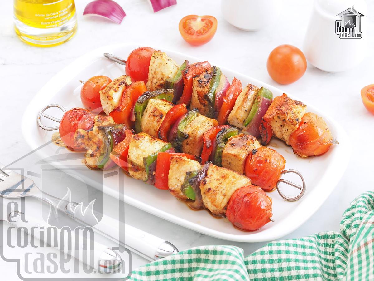 Brochetas de pollo y verduras